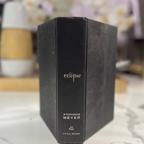 First Edition Eclipse Hardcover Book by Stephenie Meyer. - Picture 8 of 9